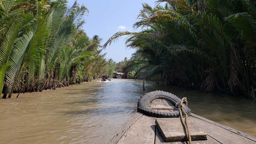 Sanpan tour through the Mekong